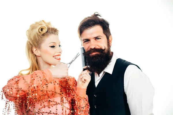 Homem Hipster com barba e barbeiro. Muito glamour estilo menina loira homens barba. Estilo homem e cuidados com o cabelo. Louco cabeleireiro loira menina grooming bonito barbudo homem. — Fotografia de Stock