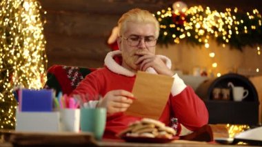 Modern Noel Baba istek listesini okuyor.