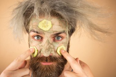 Güzellik salonunda maske takan komik bir adam. Yüz tedavisi.