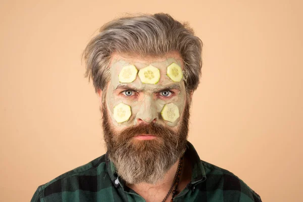 Man with a clay mask. Facial treatment. — Stock Photo, Image