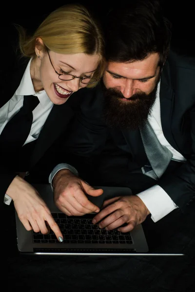 Homem de negócios caucasiano e mulher de negócios trabalhando no computador portátil notebook com relaxar e felicidade no preto. — Fotografia de Stock