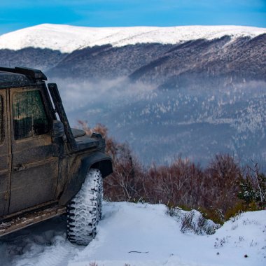 Kış off road. Kış yolundaki araba lastikleri karla kaplı..
