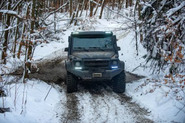 Kış off road. Kış yolundaki araba lastikleri karla kaplı. Araç karlı yolda, sabah kar yağarken..