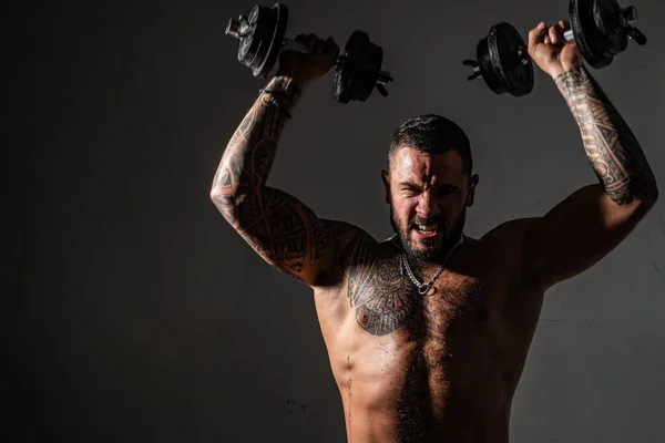 Een gespierde man die oefeningen doet met halter. Sportieve man aan het trainen. Gespierde naakte mannelijke romp. Sterkte en motivatie. Knappe atletische bink. Sterke bodybuilder met perfecte power biceps en borst. — Stockfoto