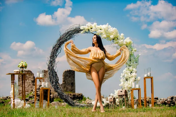 Prinses bruid. Een jonge brunette geniet en ontspant met een elegant, artistiek portret. Sensueel outdoor portret van schoonheid romantisch stijlvol mode vrouwelijk model. — Stockfoto