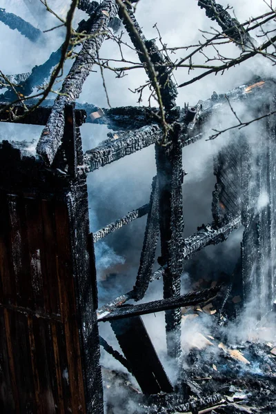 Дом, который сгорел. Пожар в загородном доме. — стоковое фото