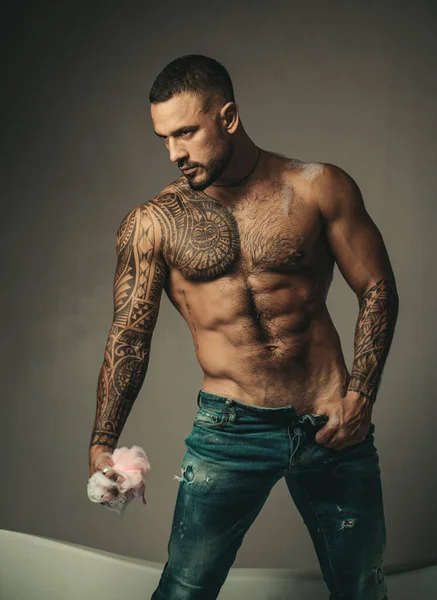 Sexy Mann, nackter Kerl in Badewanne. Sexuell muskulös nackt stück im badezimmer. — Stockfoto