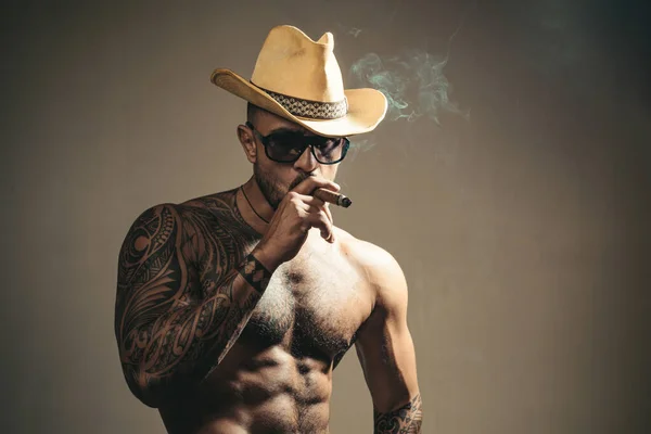 Cara de homem sexy. Um tipo de óculos a fumar charuto. Mens beleza, retrato de moda. — Fotografia de Stock