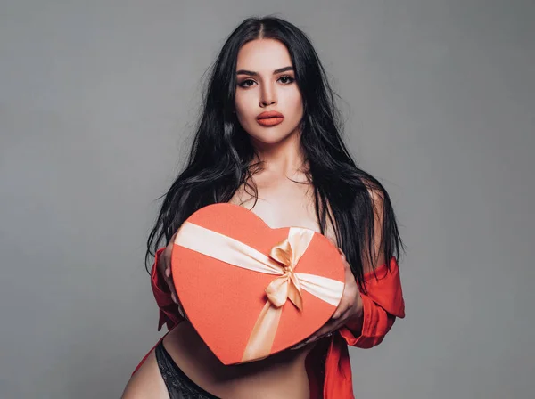 Saint Valentin : cadeau, romantique et date. Belles femmes sexy modèle fille en amour Saint Valentin avec un cadeau coeur rouge et lèvres rouges. — Photo