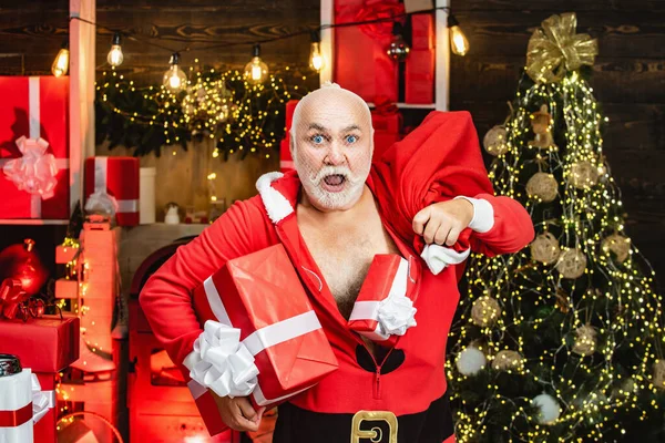 Inicio Ladrón Santa Claus en una máscara en la casa. Divertido Santa Claus malo con regalo, bolsa con regalos. Santa en la máscara con bolsa. —  Fotos de Stock