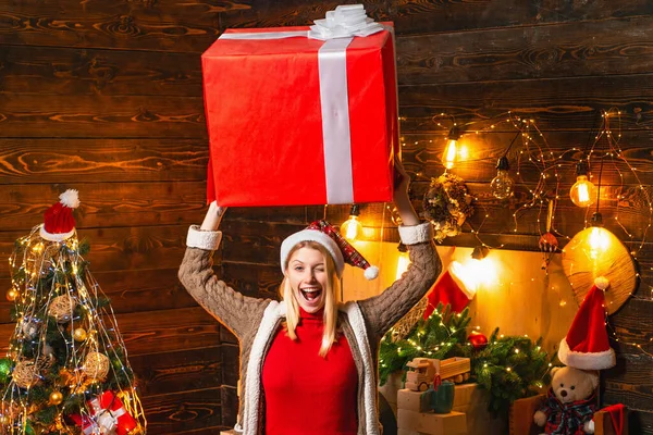 Genç mutlu Noel Baba kadın muazzam bir hediye kutusu tutuyor. İyi tatiller. Noel arifesi. Parlak bir yeni yıl arifesi. Aile tatili. Şimdiki kutu kavramı. — Stok fotoğraf