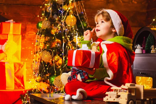 Πίστεψε στο Χριστουγεννιάτικο θαύμα. Επιθυμώ να γνωρίσω τον Άγιο Βασίλη. Χειμερινές διακοπές. Ευτυχισμένη παιδική ηλικία. Καλά Χριστούγεννα και καλή χρονιά. Αξιολάτρευτο παιδί παίζει στο σπίτι. Ονειρεμένο νήπιο την παραμονή των Χριστουγέννων — Φωτογραφία Αρχείου