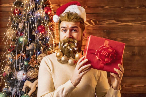 Χριστούγεννα ή το νέο έτος κουρείο έννοια. Γενειάδα με μπιχλιμπίδι. Ο Άγιος Βασίλης στο κουρείο. Χριστουγεννιάτικο στυλ για το σύγχρονο Santa. — Φωτογραφία Αρχείου