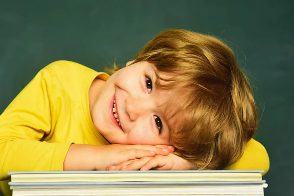 Tolle Studienleistung. Lustiger kleiner Junge, der auf die Tafel zeigt. Glückliche Schulkinder. Schulkinder. Kinder machen sich bereit für die Schule. — Stockfoto