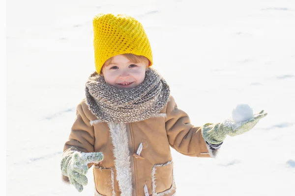 素敵な休日をお過ごしください。お正月と陽気なクリスマス。幸せな冬の子供の雪の背景。冬服の帽子とスカーフでかわいい男の子が閉じます。冬のファッション。冬休みのコンセプト — ストック写真