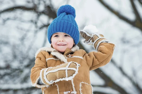 Faire boule de neige et plaisir d'hiver pour les enfants. Profiter de la nature hivernale. Émotion hivernale. Enfant d'hiver heureux. Joyeux petit garçon enfant S'amuser dans Winter Park. — Photo