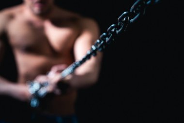 Zincirli kaslı adam. Hayatı yaşa. Özgürlüğün sembolü. Güçlü bir adam. Sorun çözme.