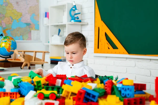 Dzieci w przedszkolu. Uczeń uczy się w domu i odrabia lekcje.. — Zdjęcie stockowe