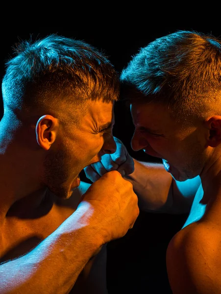 Close up face de dois homens lutando, batendo um no outro, boxe ou mma. — Fotografia de Stock