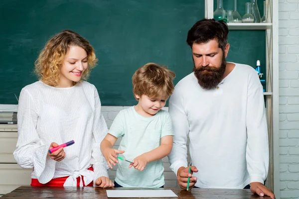 Koncepcja uczenia się i edukacji. Młoda szczęśliwa rodzina uczy się matematyki razem. Cute ucznia i jego ojciec i matka co szkolnych pracy. — Zdjęcie stockowe