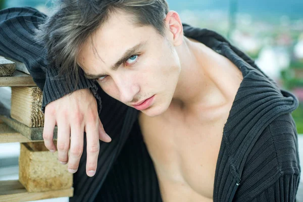 Joven de moda. Chico guapo con cara confiada. —  Fotos de Stock