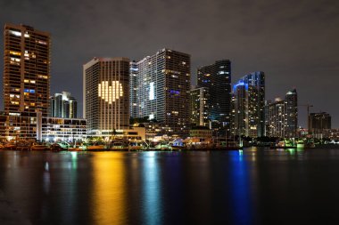 Miami şehir gecesi. Bayside Miami Şehir Merkezi MacArthur Geçidi Venedik Geçidi.