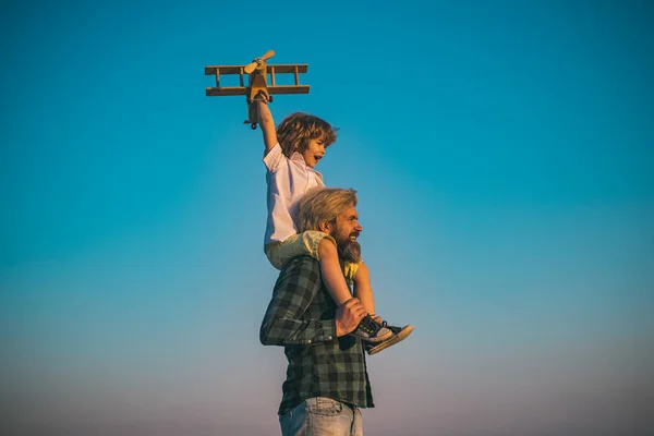 Bela infância. Pai e filho brincando com avião de brinquedo ao ar livre. Férias em família, paternidade. Dia dos pais. — Fotografia de Stock
