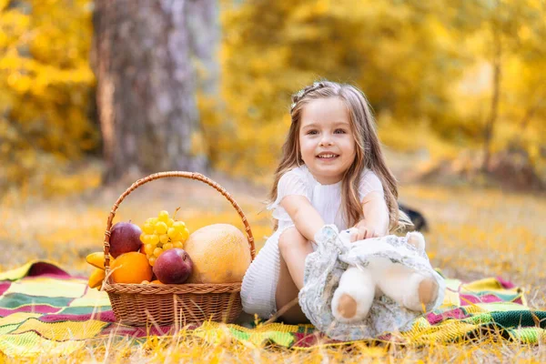 Heureux petits enfants dans le jardin sur les feuilles tombant fond d'automne. — Photo