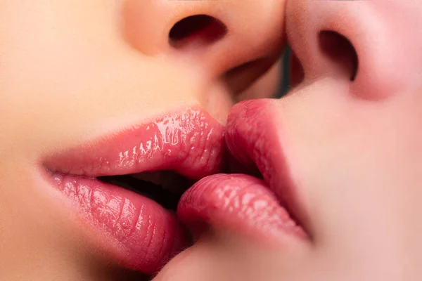 Lgbt paar. Lesbisch zoenen. Kus rode lippen. Sexy mond. — Stockfoto