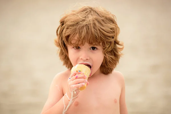 Un ragazzino che mangia gelato. Concetto di gioia e felicità infanzia. — Foto Stock