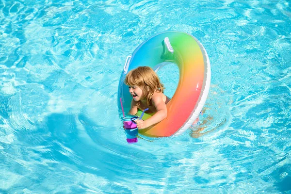 Niño nadando. Niño nada y se divierte con el círculo inflable en la piscina. Concepto de niños, verano y vacaciones. —  Fotos de Stock