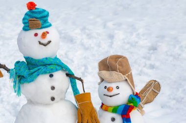 Kutlama Sanat Kutlama Kartı. Tasarım Hediyesi El yapımı. Komik bir kardan adam ailesi Noel hediyesi tutuyor. Yeni yıl tebrik kartı. Satılık kardan adam. Yeni Yıl afişi.