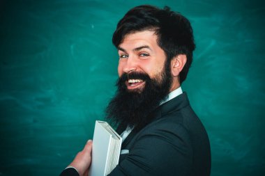 Öğretmenler günü. Karatahta geçmişi olan bir profesör. Tebeşir tahtası kopyalama alanı.