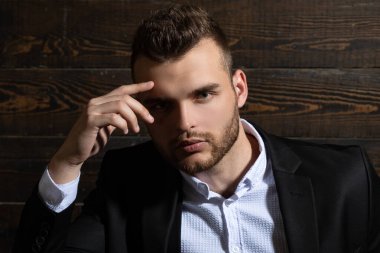 Moda kıyafeti. Lüks erkek kıyafetleri. Klasik kostüm ve moda. Klasik takım elbiseli zengin adam. Takım elbiseli adam. İş adamı güveni. Klasik kostüm. Mans Moda.