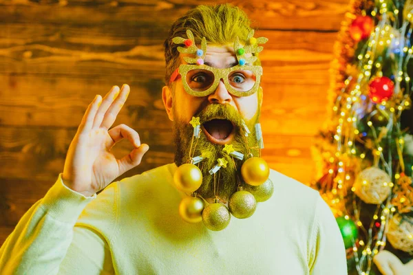 Diversão de Papai Noel perto da árvore de Natal dentro. Retrato de inverno engraçado. Homem de preparação de Natal celebrando Ano Novo. — Fotografia de Stock