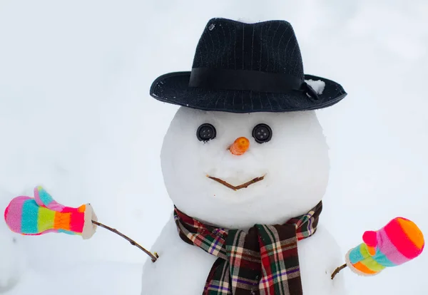 Tarjeta de felicitación Winter Art. Hombre de nieve. Hombre de nieve. Muñeco de nieve con estrella de la luz en Navidad. Muñecos. Muñeco de nieve feliz con cajas de regalo de pie en invierno Navidad paisaje. —  Fotos de Stock