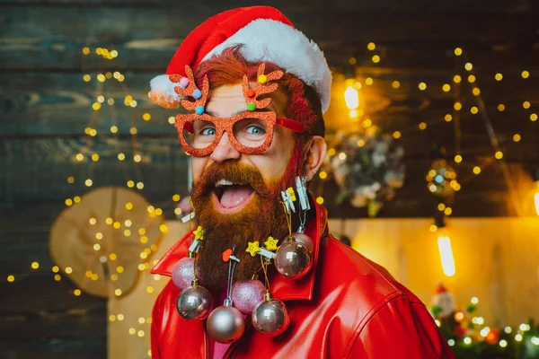 De Kerstman wenst een vrolijk kerstfeest. Kerstman thuis met kersttas. Grappige Kerstman. Portret van een kerstman. — Stockfoto