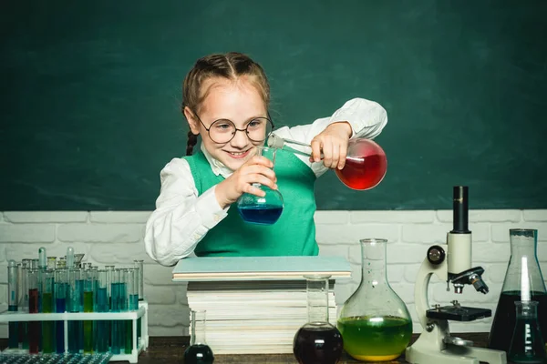 Eles realizaram uma nova experiência em química. Cientista feliz a fazer experiências com tubo de ensaio. De volta à escola. De volta à escola e à escola doméstica. — Fotografia de Stock