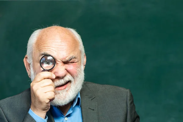 Profesor gracioso. De vuelta a la escuela y tiempo feliz. Profesor masculino serio estudiando en la escuela. Examen en la universidad. Trabajo docente - profesión y concepto de aprendizaje. Educación. —  Fotos de Stock