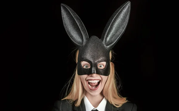 Una mujer encantadora disfrazada de conejo. Sexy modelo vestida con traje de conejito de Pascua. Mujer conejo conejito de Pascua chica. Mujer feliz en orejas de conejo con huevo de Pascua. —  Fotos de Stock