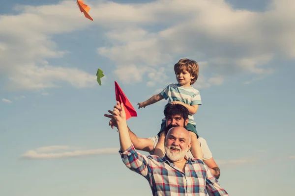 Generación de hombres. El padre y el hijo con el abuelo - la familia feliz amorosa. Familia de hombres felices diviértanse juntos. Disfruta de la familia juntos. Concepto del día de los padres. — Foto de Stock