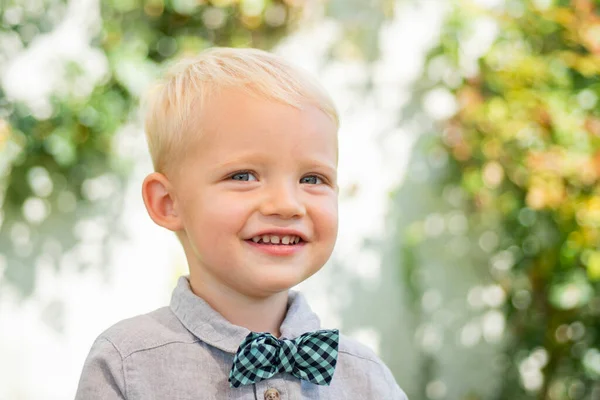 Små barn ha kul på frisk luft. Pojke i kostym och fluga. Lyckliga ögonblick. Liten pojke njuta av livet och naturen. Rolig pojke. — Stockfoto