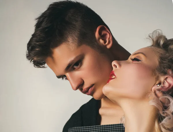 Verliefd op een sexy lichaam. Ik hou van alles aan haar. Erotische spelletjes. Prachtige vrouw met kort blond haar poserend met knappe brunette man. Prachtig vrouwelijk lichaam. Prelude paar verliefd. — Stockfoto