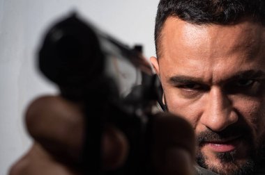 İntikam ihtiyacı. Silah namlusunu kapat. Katil ya da katil kavramı. Kafa avcılığı. Yakışıklı mafya katili birini vuracak. Bitir işini. Hepsini öldürün. Son çekim. Silah sesine odaklan.