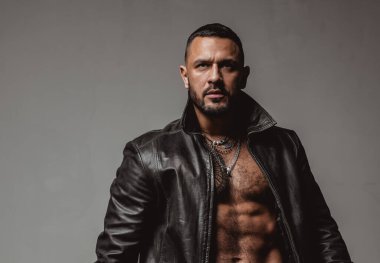 Bu partiyi salla. Gitarlı kaslı, atletik seksi erkek. Kendine güvenen ve yakışıklı vahşi bir adam müzik çalar. Yetişkinler için parti. Müzik dansı partisi. Vücudunu hareket ettir. Mükemmel sesin tadını çıkar. Rock müzisyeni konsepti