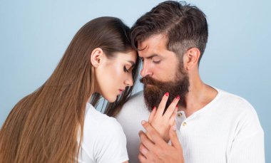 Yaramaz ve tutkulu. Samimi ilişki ve cinsel ilişki. Yakışıklı genç adam güzel kız arkadaşını baştan çıkarıyor. Zevkin tadını çıkarıyorum. Şehvetli bir öpücük.