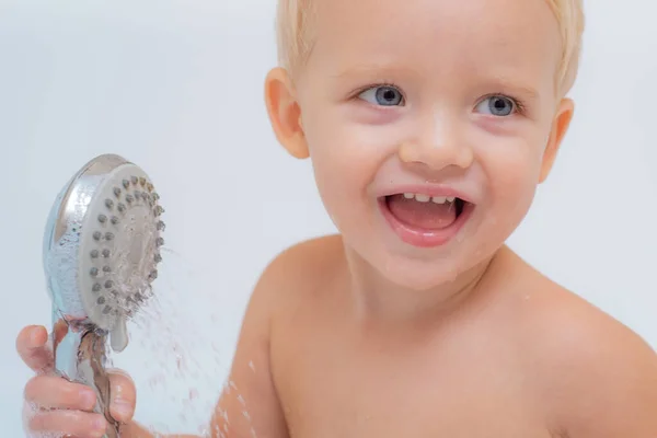 Gyerek habfürdő. Csinos mosolygós kisfiú, aki szappanszappanos fürdőt vesz. Aranyos kisfiú mosás. Gyerek fürdik.. — Stock Fotó