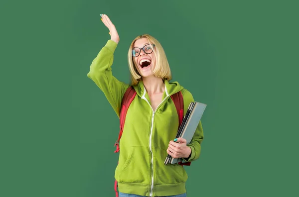 Retrato de una joven profesora caucásica confiada. Estudiante preparándose para la prueba o examen. Examen en la universidad. Estudiante tomando notas de un libro en la universidad. — Foto de Stock