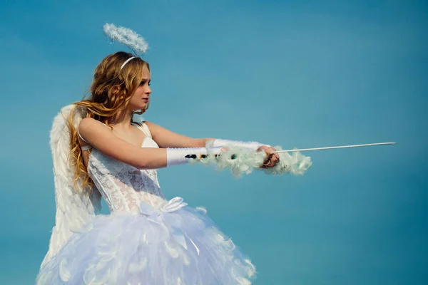 Retrato de la pequeña rubia rizada Angel girl. Tarjeta de felicitación de arte festivo. Pequeña chica Cupido apuntando a alguien con una flecha de amor. Feliz día de San Valentín. Linda chica adolescente — Foto de Stock