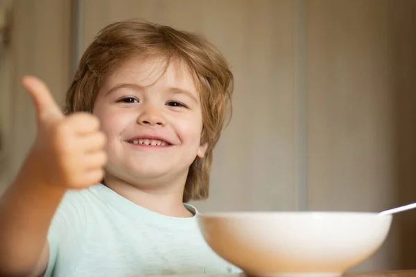 Ebeveynlik. Küçük çocuk, ekoloji besin konsepti. Evde kahvaltı yapan güzel bir çocuğun portresi. Yaz tayını. Çocuk bakımı. Evde kahvaltı eden sevimli bir çocuk.. — Stok fotoğraf